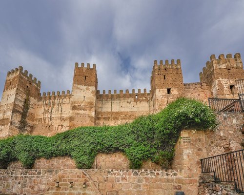 Toallas limpias de algodón en un baño ordenado